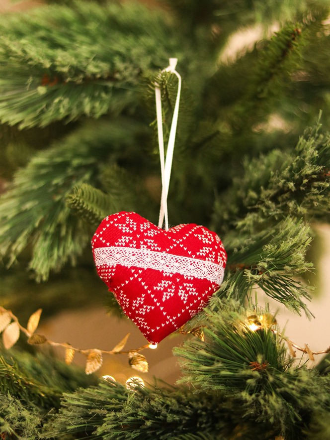 Ornament - Heart - Red snowflake themed (Single Unit)
