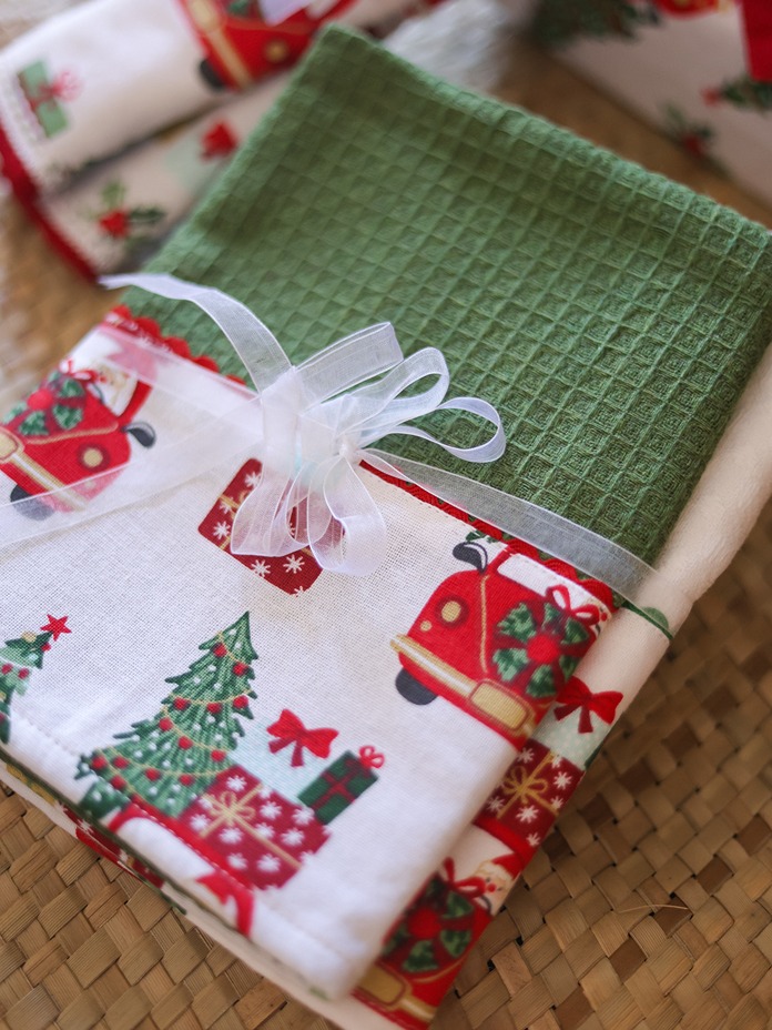 Kitchen Napkins - Christmas Celebrations - Set of 2 (White & Green) (Size: 19
