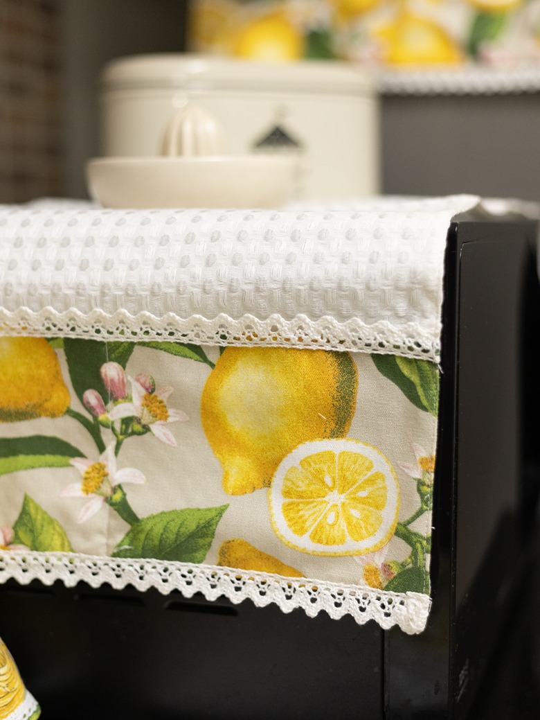 Oven Top Cover - Off-white with lemon detailing