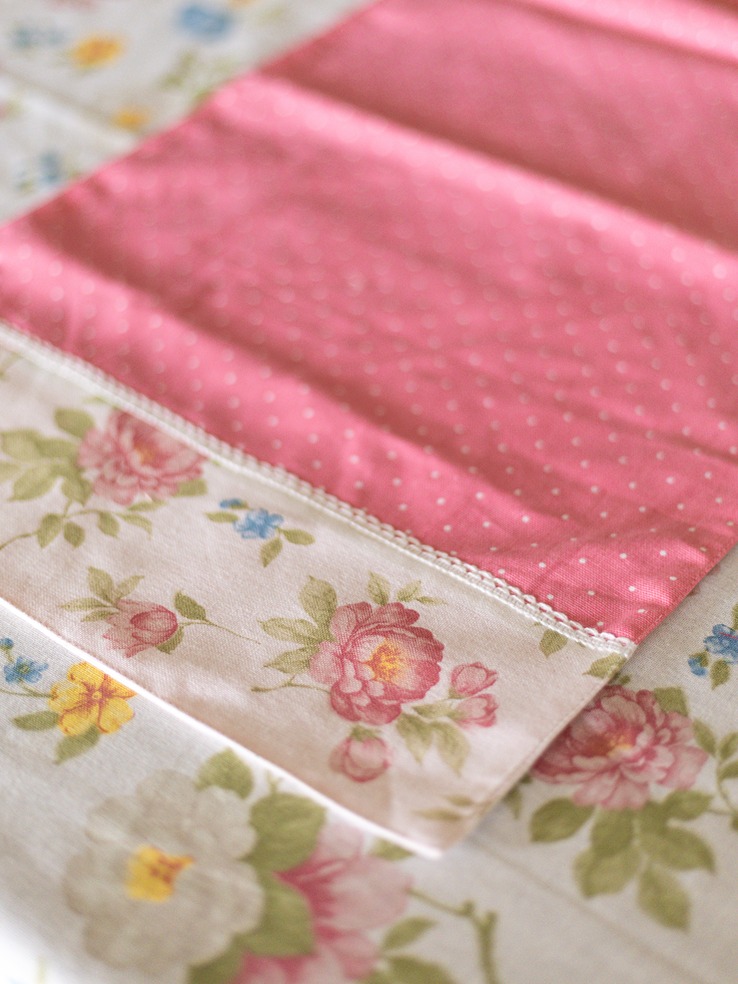 Table Runner - Ivory Bloom - Pink Pola (Size: 14