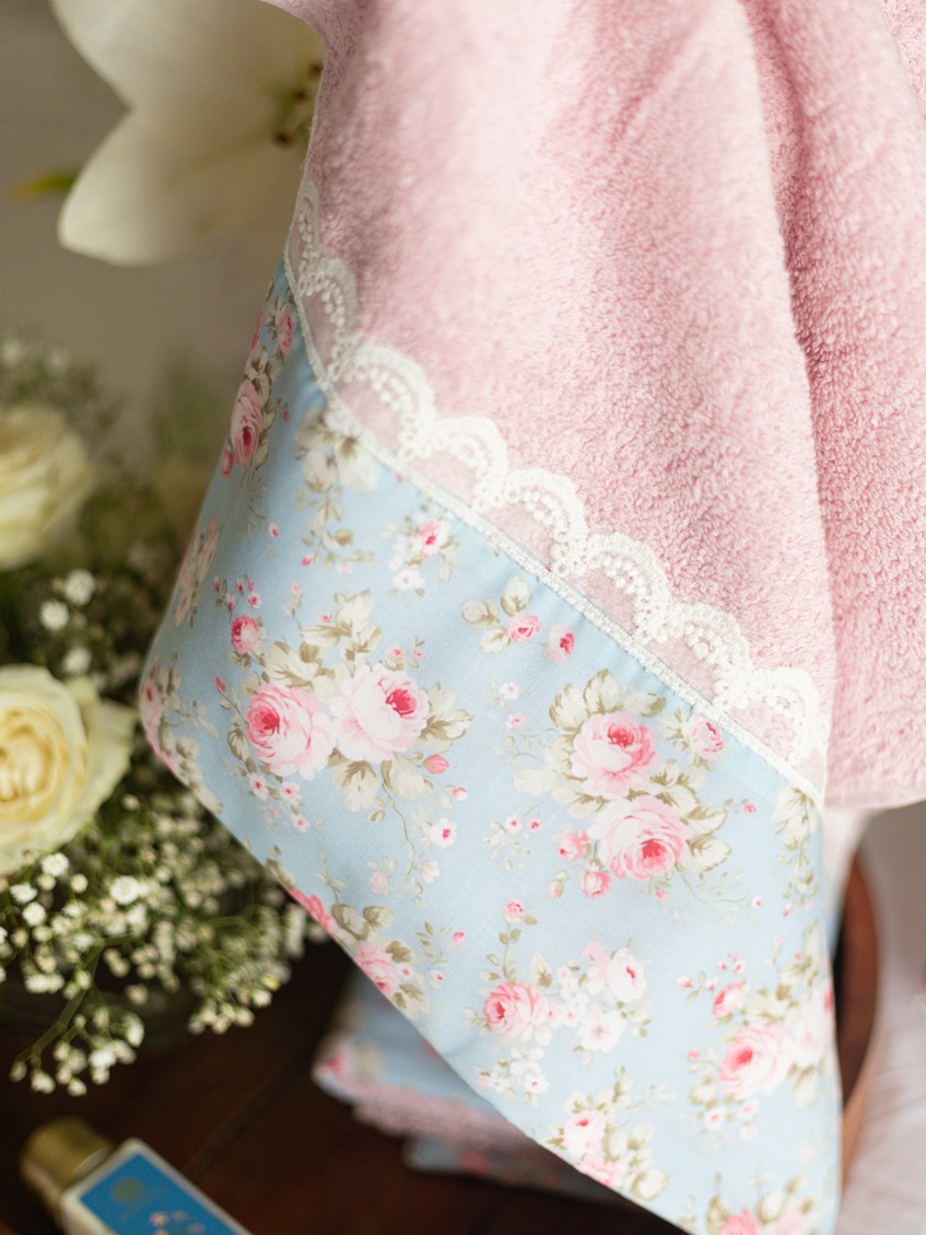 Premium Hand Towel - Whimsical Roses - Pink - N(Size: 16