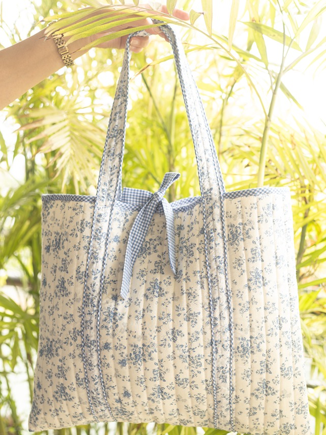Quilted Tote Bags – Whispering Blue Floral (Medium size: 14.5