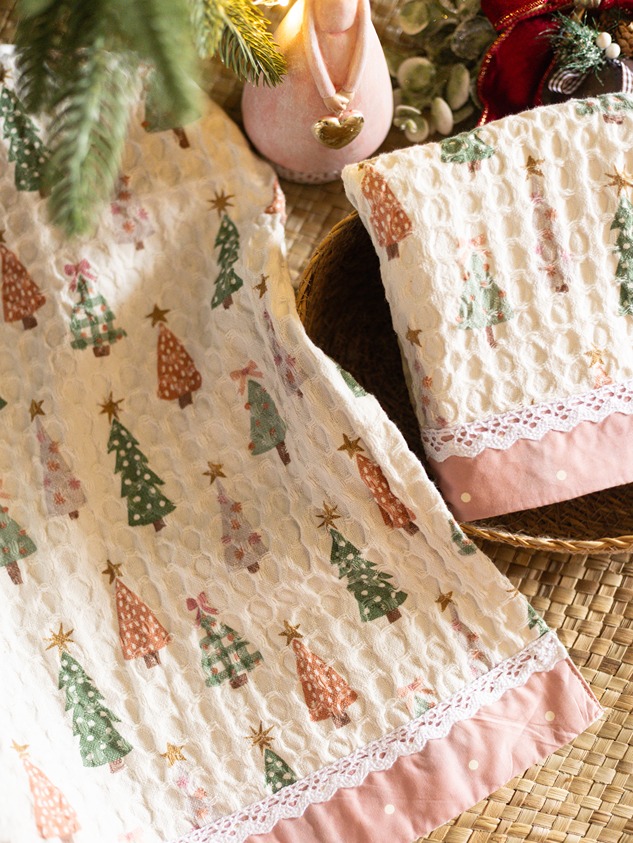 Kitchen Napkin - Christmas Tree with Pink Polka and lace Border (Size: 22