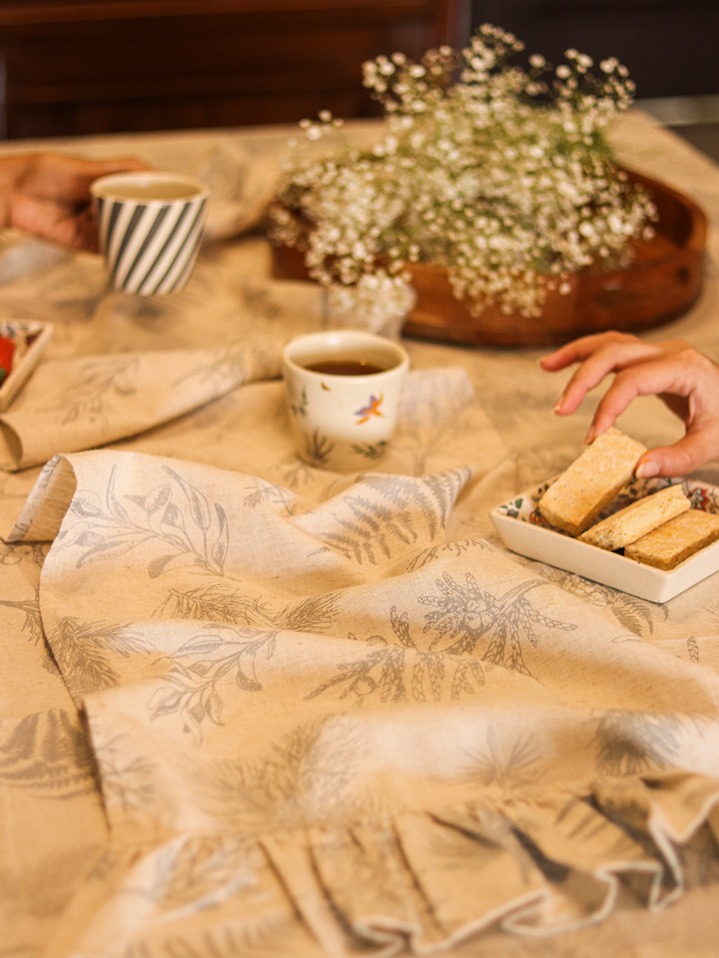 Table Runner - Frosty ferns with ruffles (Size: 13.5