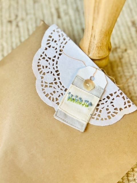 Hand Embroidered Gift Tag - Forget me nots (Single unit)