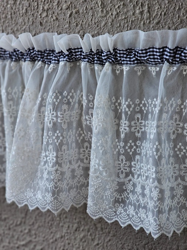 Kitchen Valance - Lace valance with black gingham patchwork - Angel's Touch (68