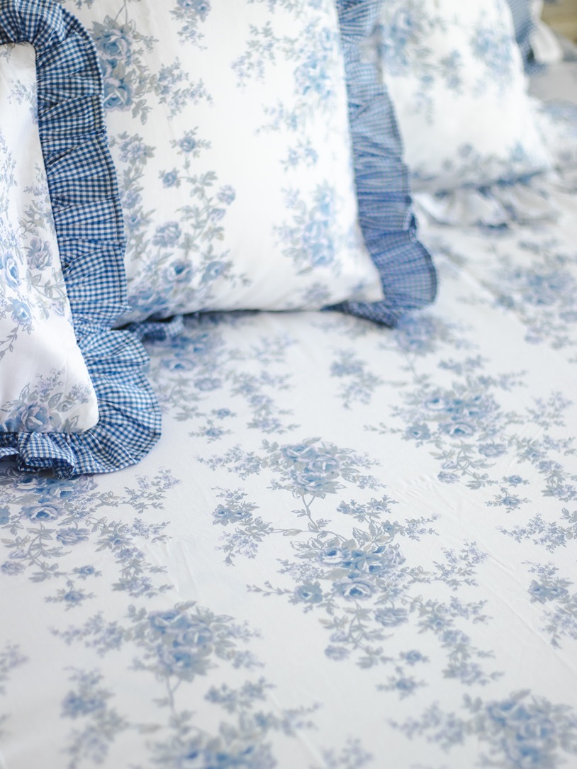 Bedding Set - Vintage Blue Blooms - Includes 1 bedsheet (king / queen ) + 2 ruffled pillow covers
