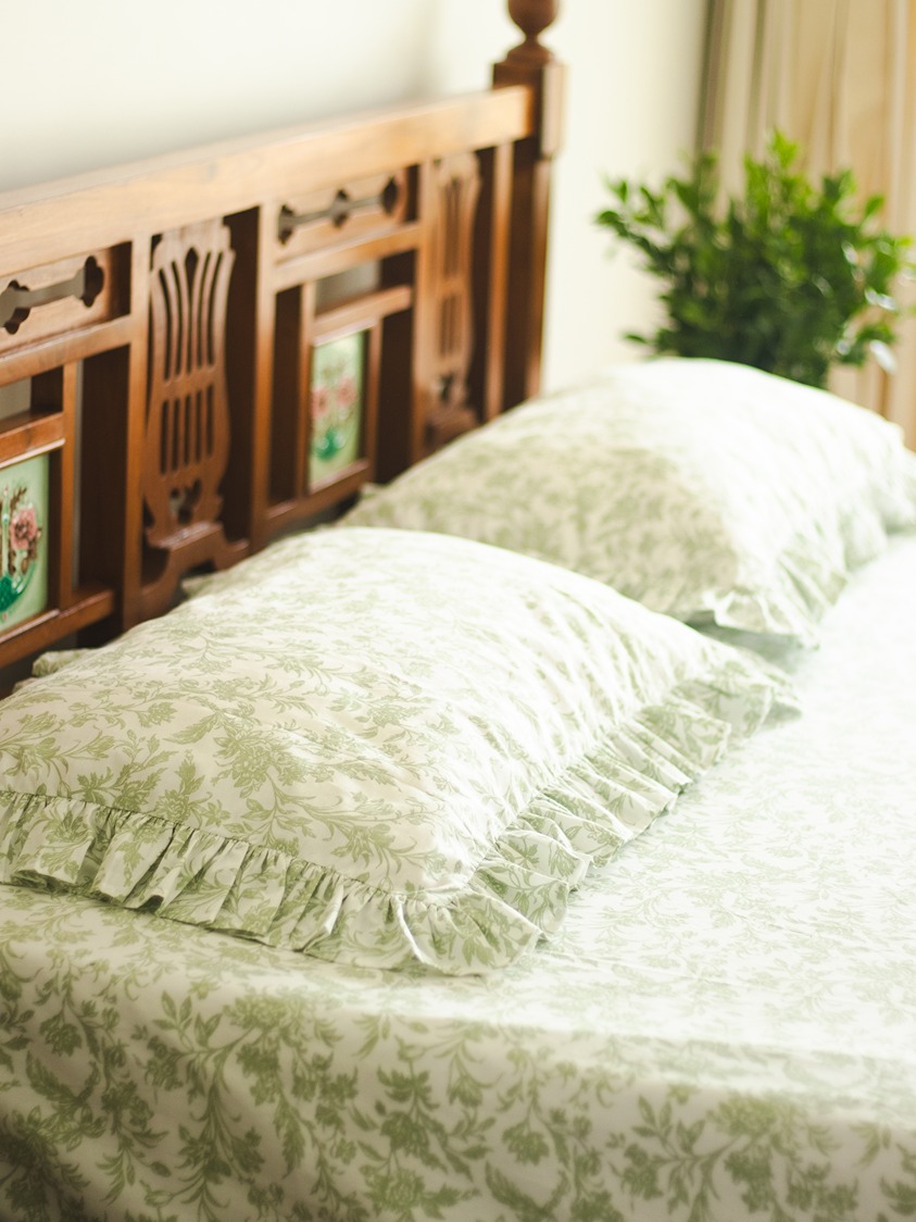 Bedding Set - Whispering Ferns - Includes 1 bedsheet (king / queen ) + 2 ruffled pillow covers