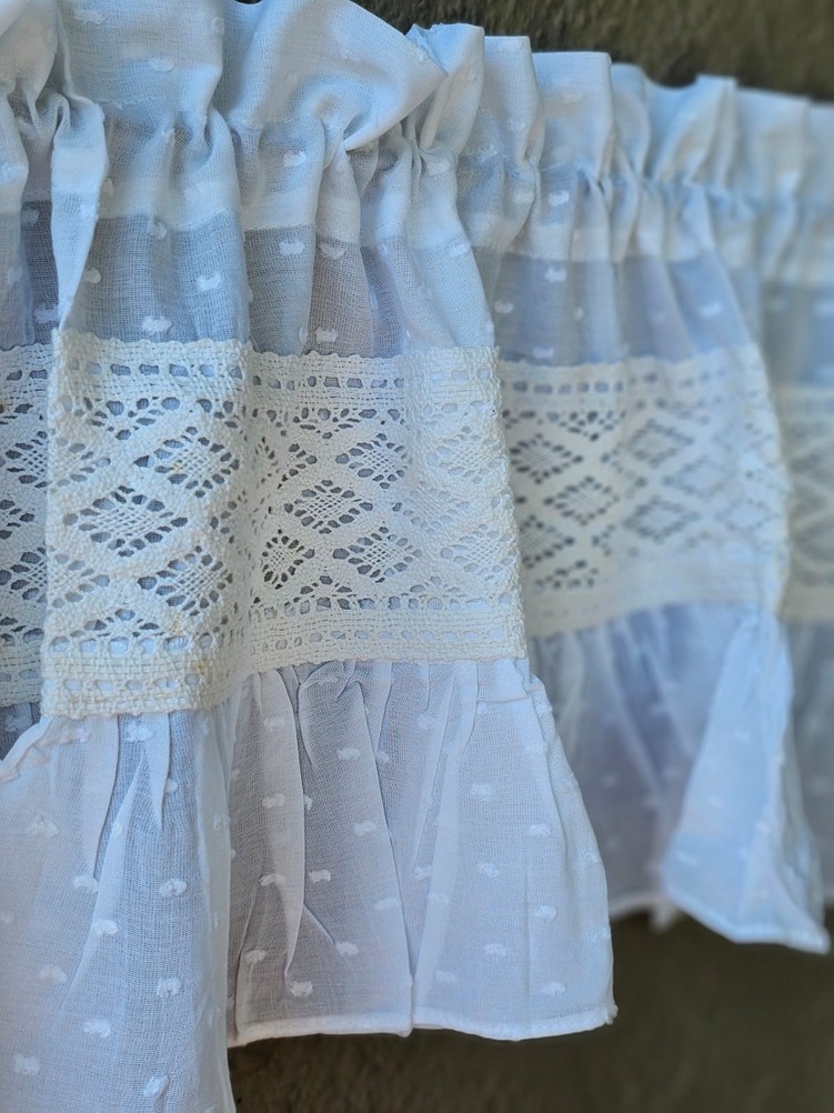 Kitchen valance - white with frills and broad crochet lace - N (68
