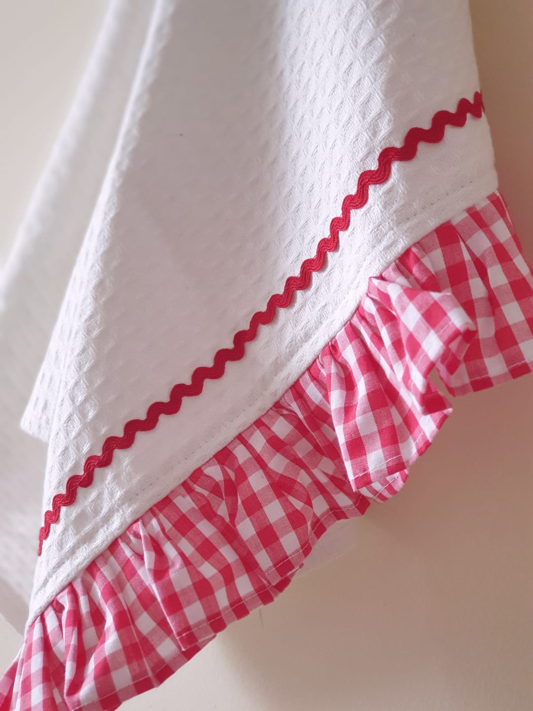 Kitchen Napkins - with ruffled edges - red and white themed (Size: 19