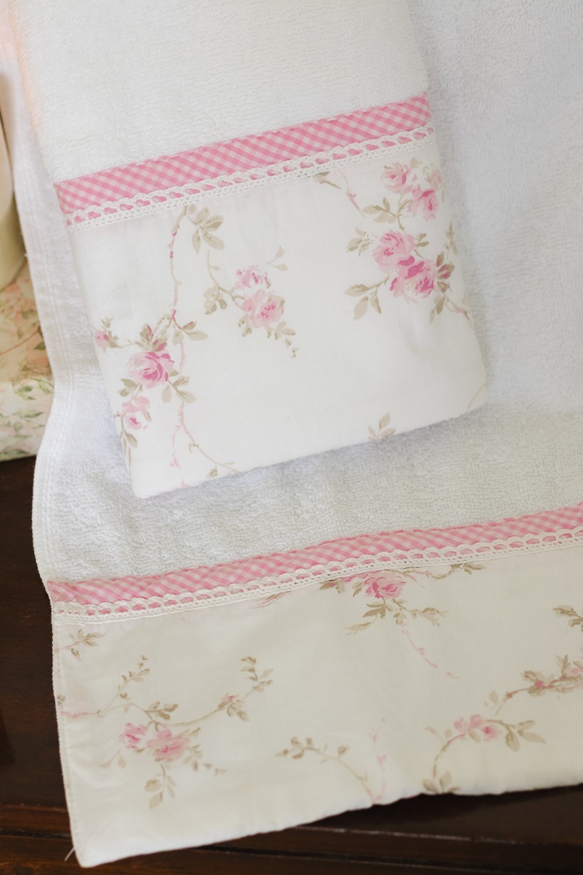 Hand Towel - White with graceful roses and gingham detailing (Size: 16