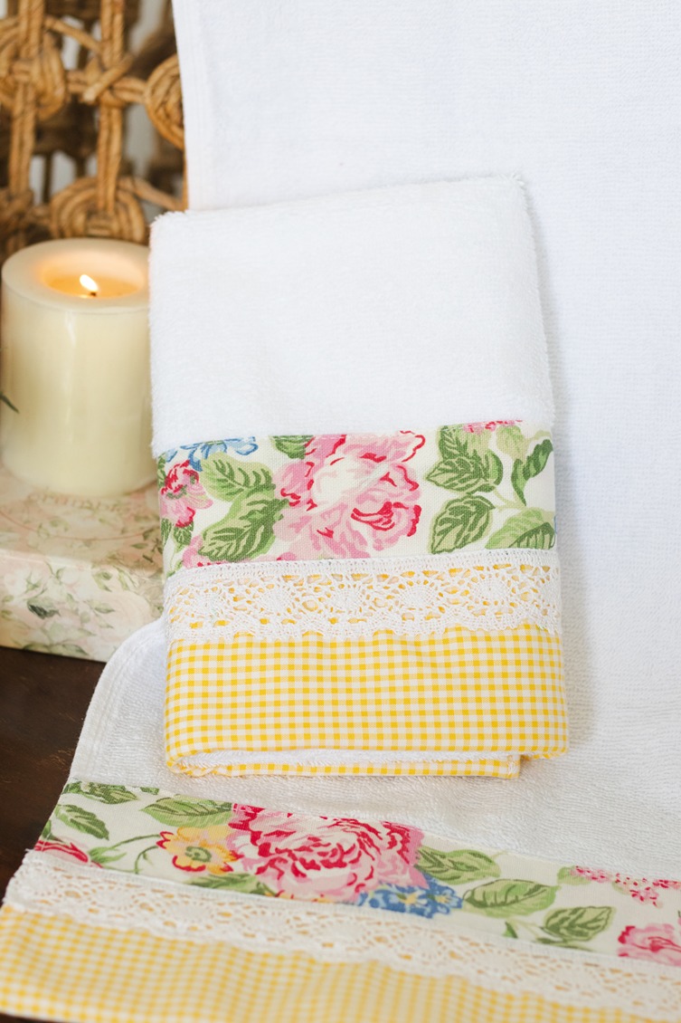 Hand Towel - White with yellow checks, floral bed and lace (Size: 16
