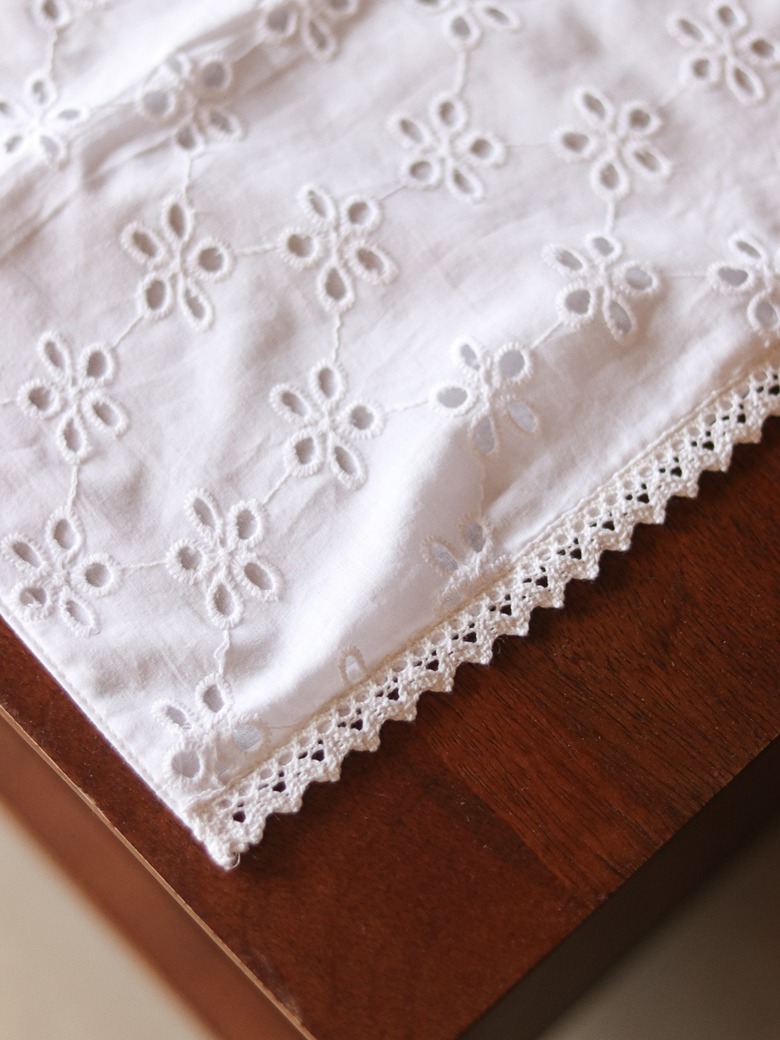 Table Runner -White floral hakoba with lace detailing (Size: 14